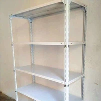 Rayonnage d’angle fendu